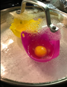  Dampfgarer aus Silikon für Eier eierhalter zum kochen pinguin  eierkocher pochierte eier 5-Gitter-Silikon-Eierregal mit Griff gegen  Verbrühen Langlebiges Eierkocher-Gestell für Dampfgarer, Küchenhelfer